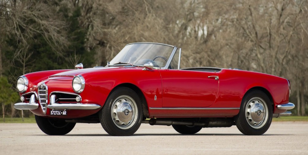 Red Alfa Romeo Giulia Spider Normale, three-quarter front view with the hood down